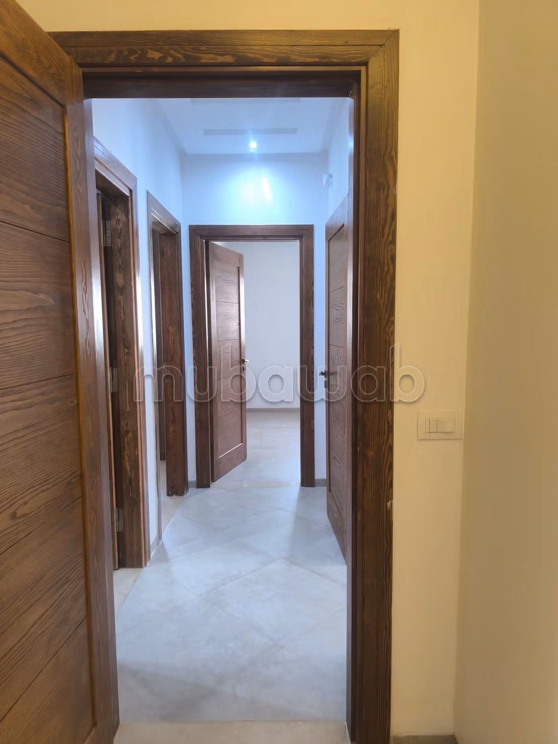 Villa de luxe à louer à Cité Les Pins. Superficie 500 m². Porte blindée, sécurité
