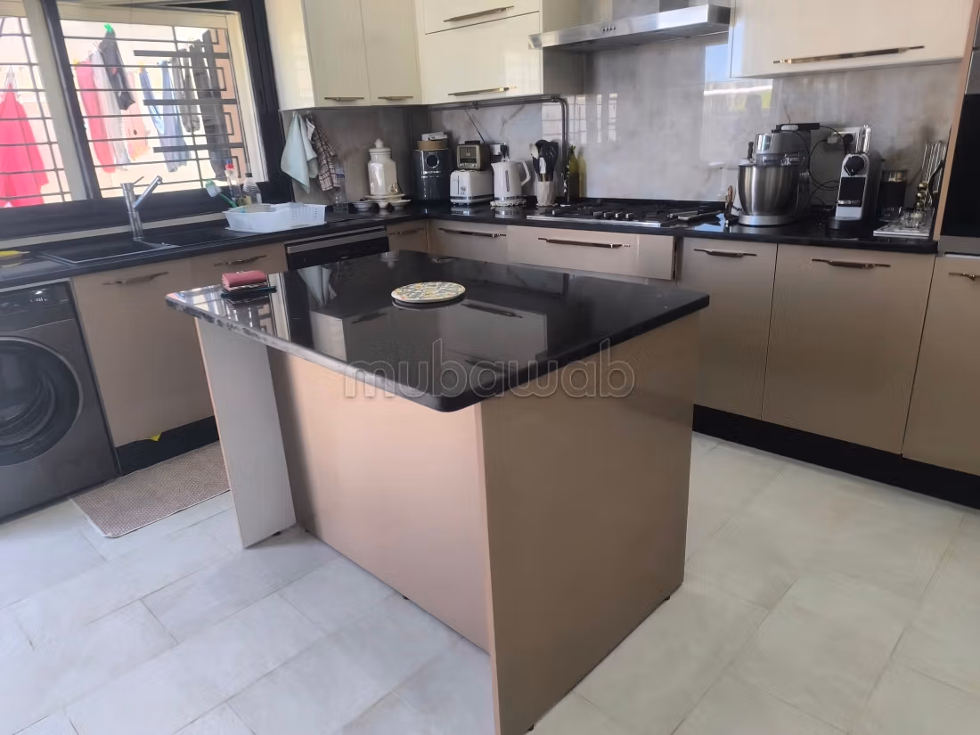 Villa de luxe à louer à Cité Les Pins. Superficie 500 m². Porte blindée, sécurité