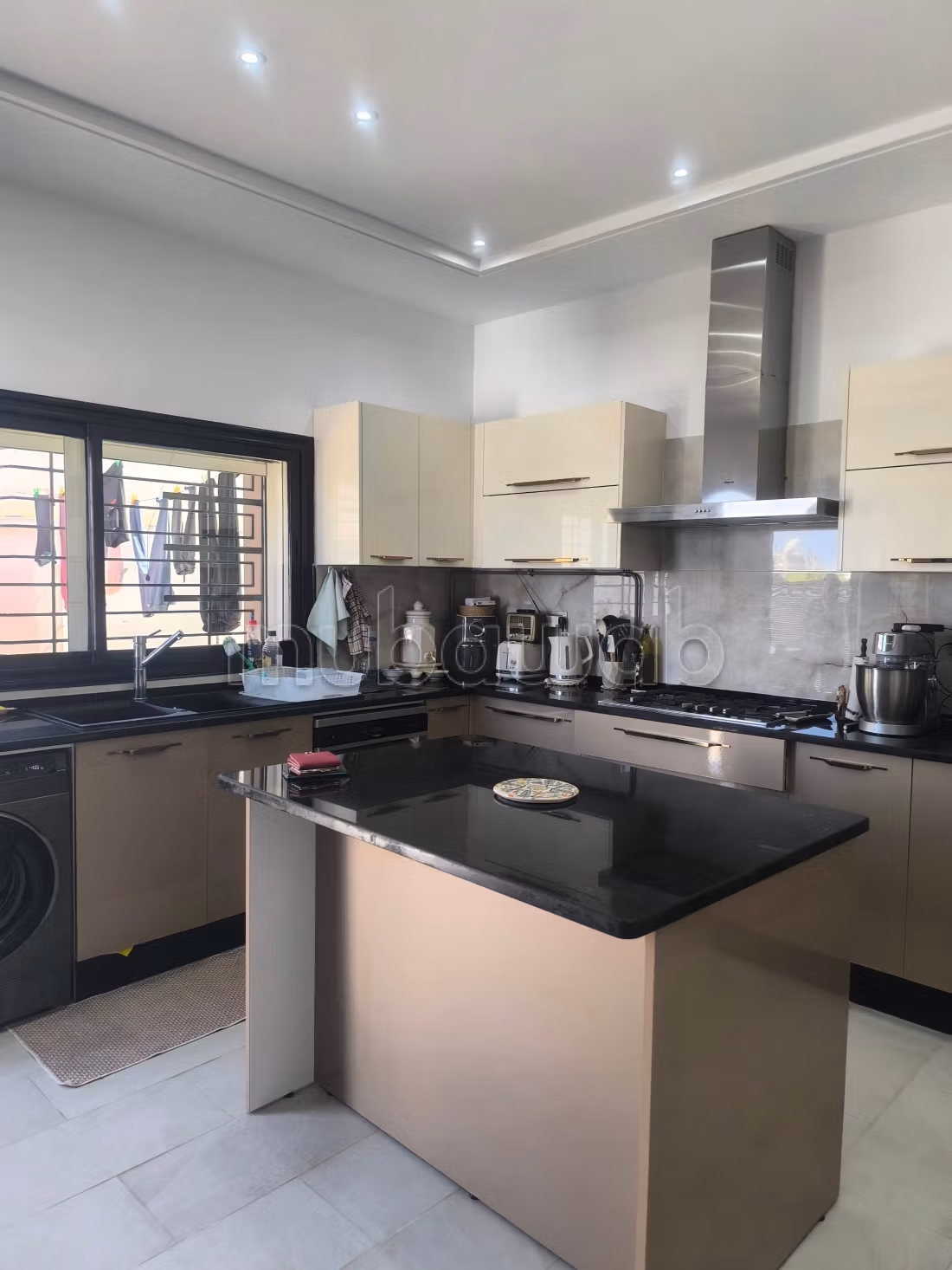 Villa de luxe à louer à Cité Les Pins. Superficie 500 m². Porte blindée, sécurité