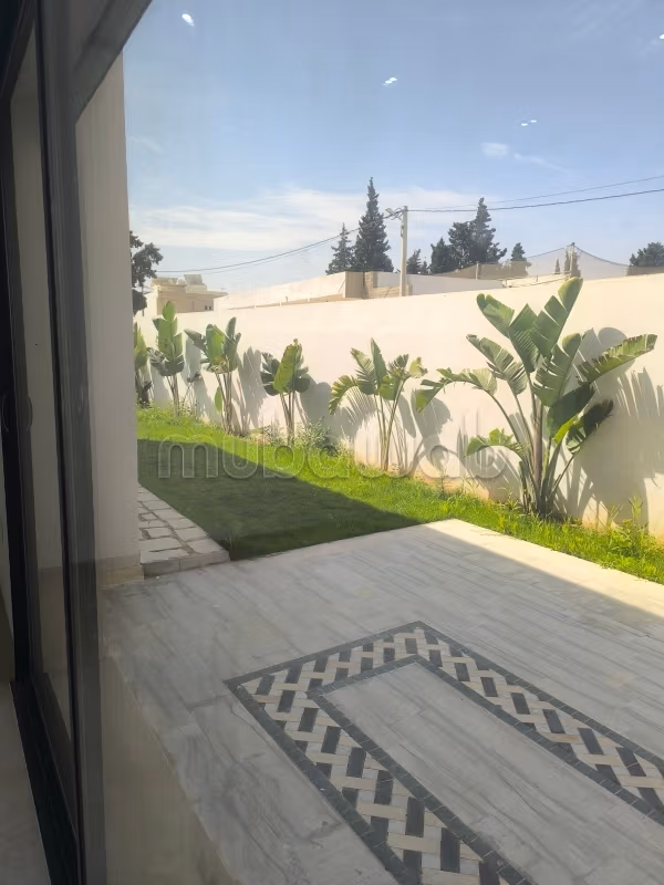 Villa de luxe à louer à Cité Les Pins. Superficie 500 m². Porte blindée, sécurité