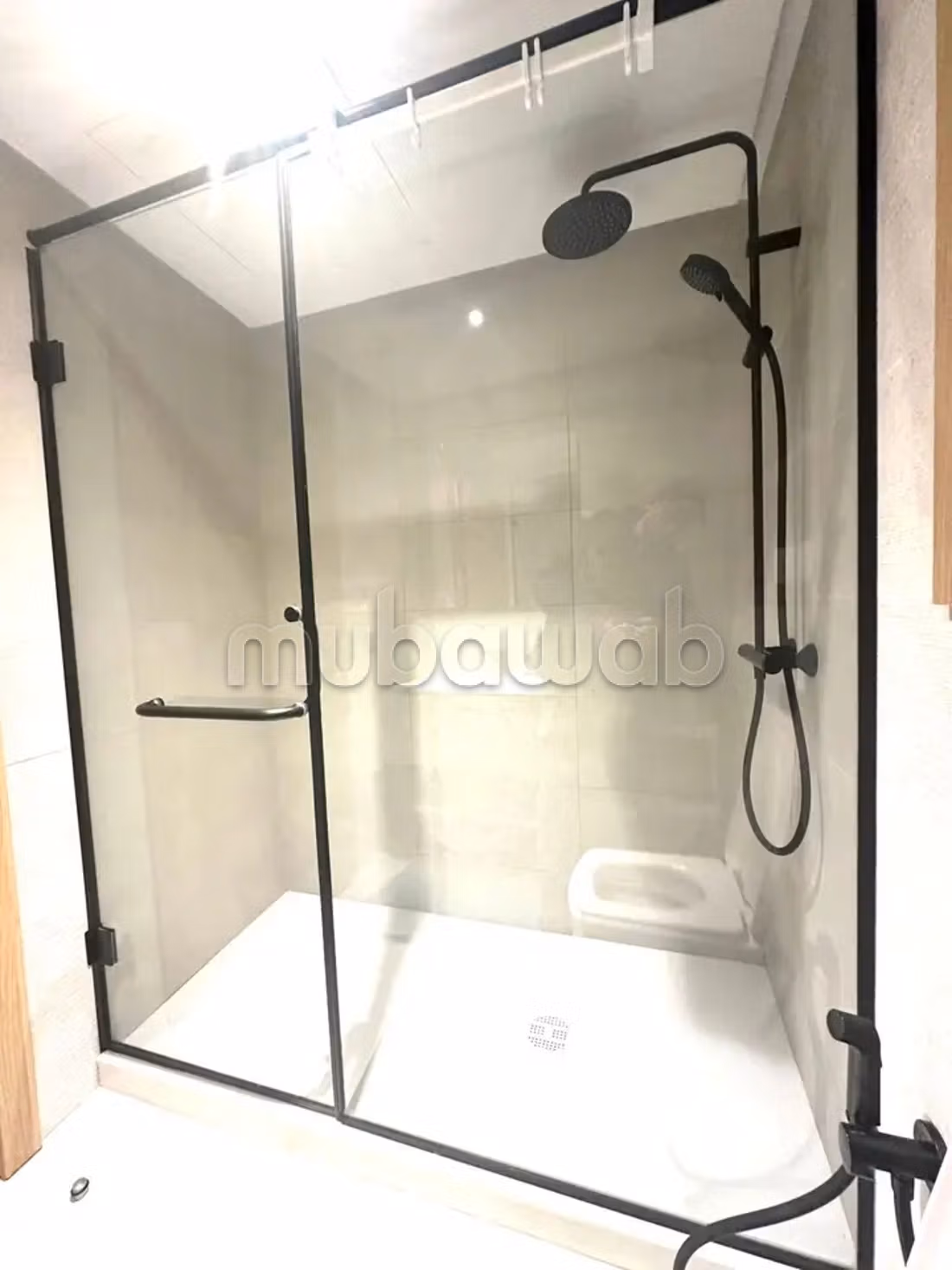 Appartement à louer à Bouchouaf. 
Superficie 90 m². 
Antenne parabolique, résidence sécurisée — 2