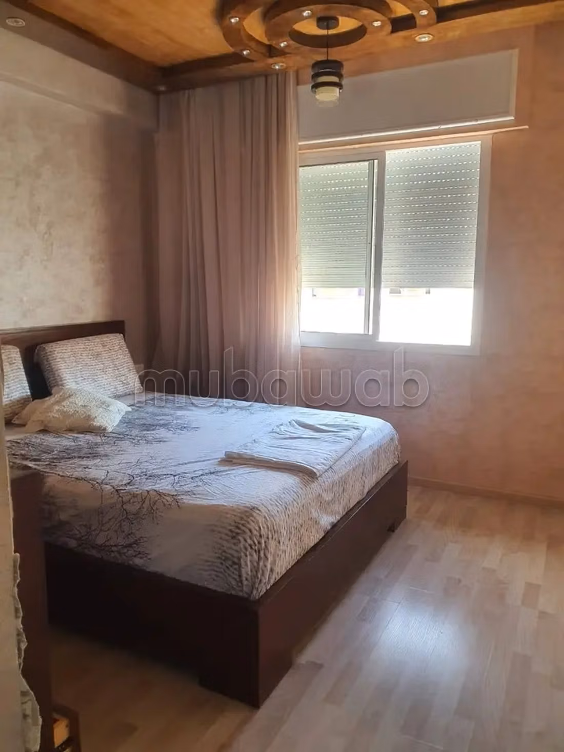 Appartement à louer à Bouchouaf. 
Superficie 90 m². 
Antenne parabolique, résidence sécurisée — 4