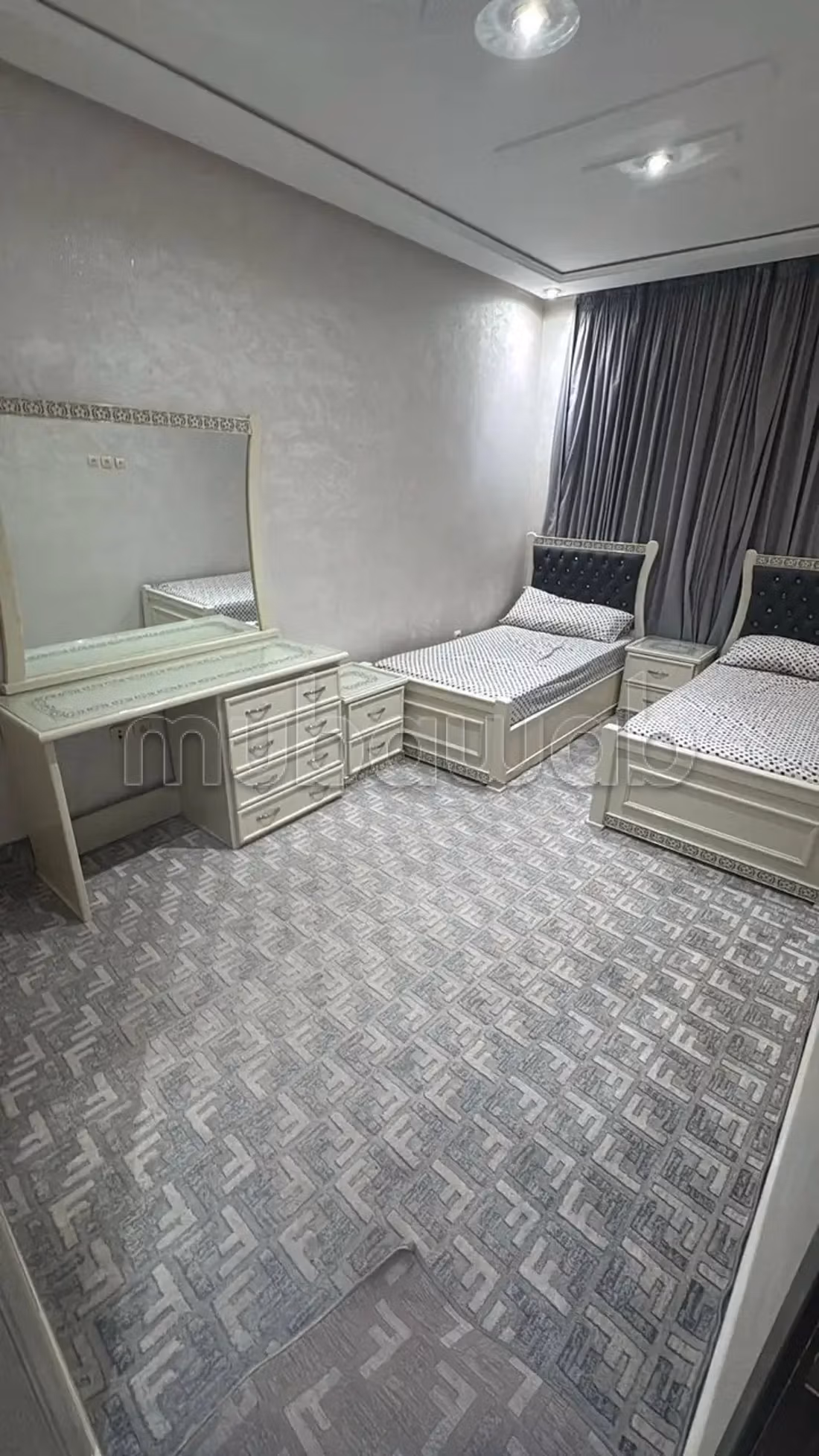 Appartement à louer à Bouchouaf. 
Superficie 90 m². 
Antenne parabolique, résidence sécurisée — 5