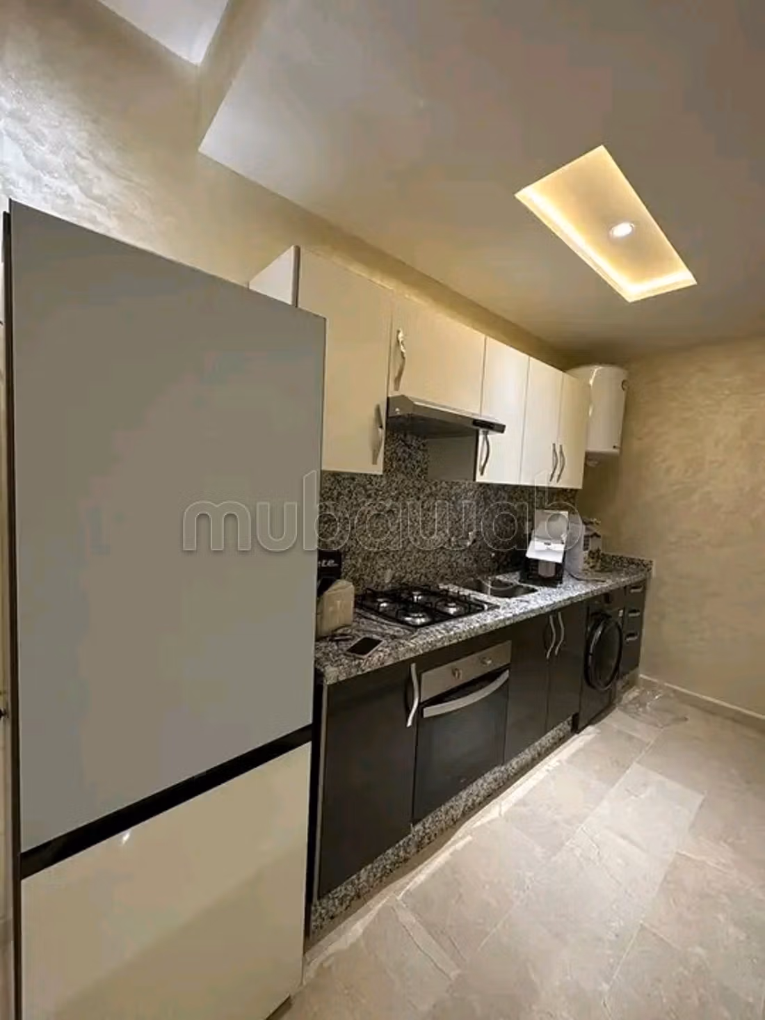 Appartement à louer à Bouchouaf. 
Superficie 90 m². 
Antenne parabolique, résidence sécurisée — 6