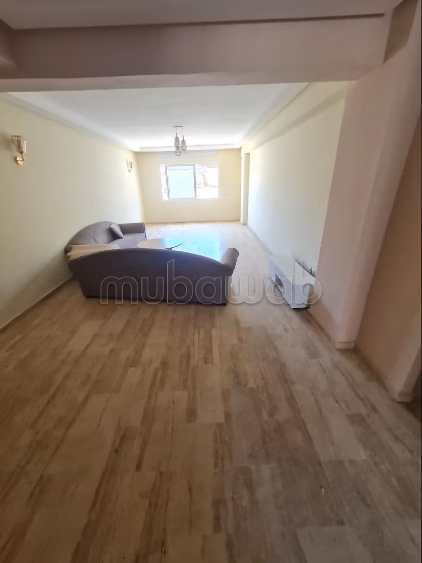Louez cet appartement à Beauséjour 2 min a pied du CFC. 2 chambres. Avec ascenseur et terrasse