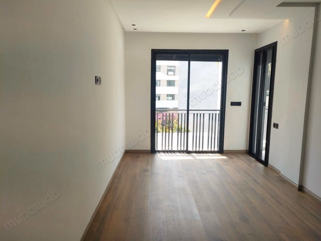 Studio vide 50m² Palmier 
TRAM 6300 Dh