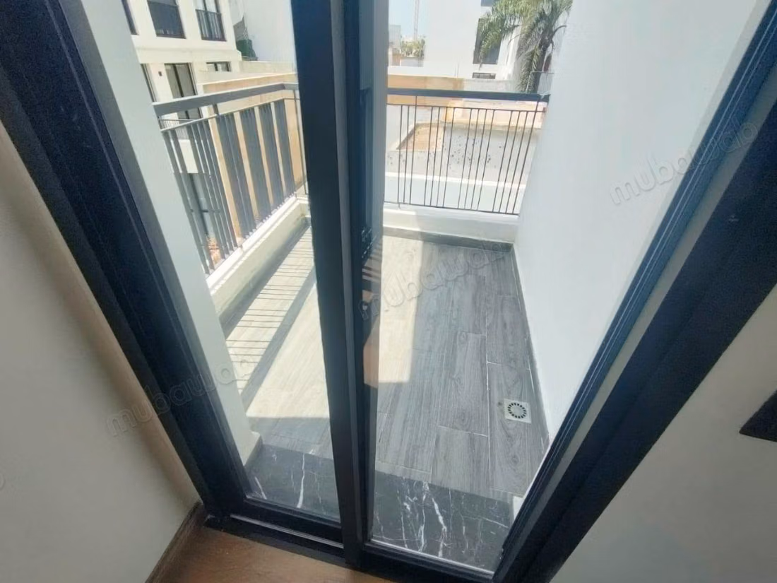 Studio vide 50m² Palmier 
TRAM 6300 Dh