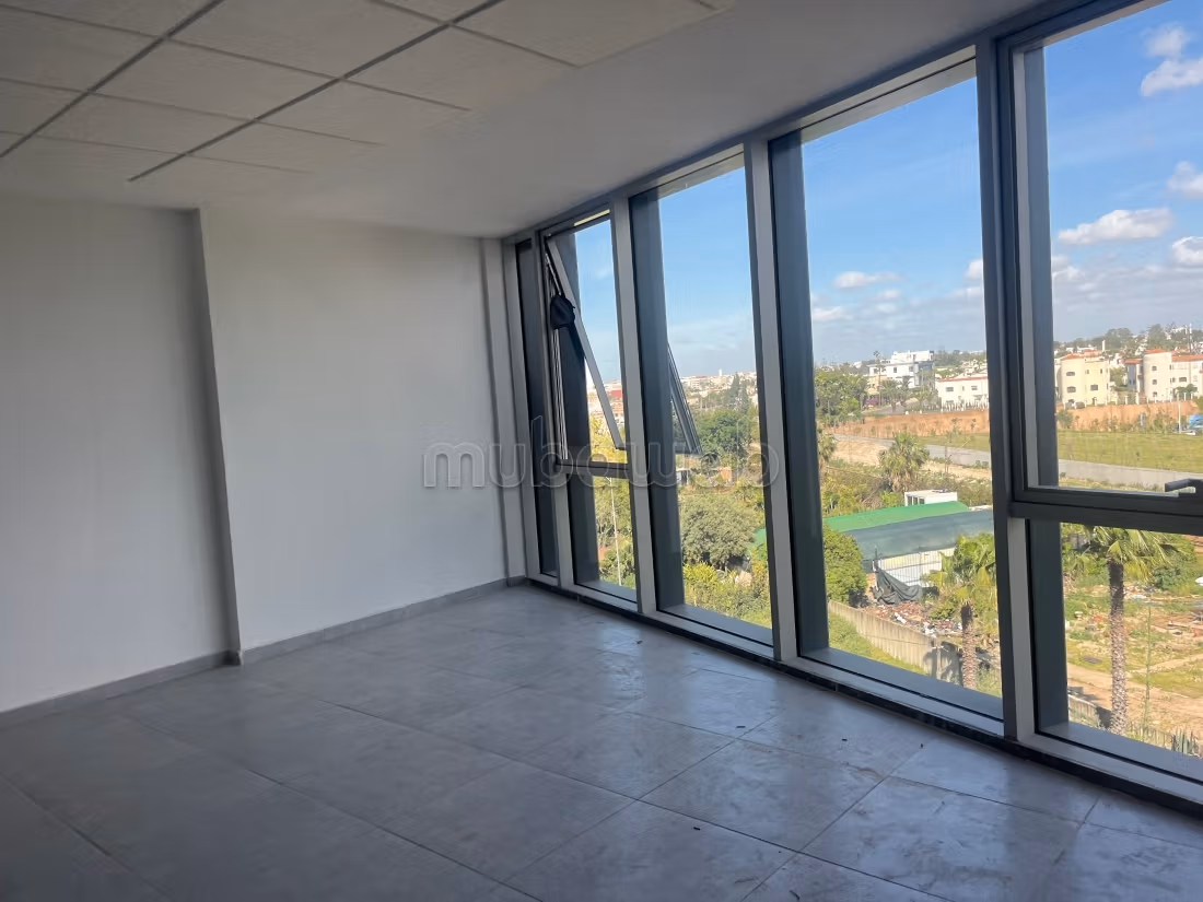 Plateau bureau à louer à Oasis. Surface de 93 m2 avec une place au garage. Vue dégagée