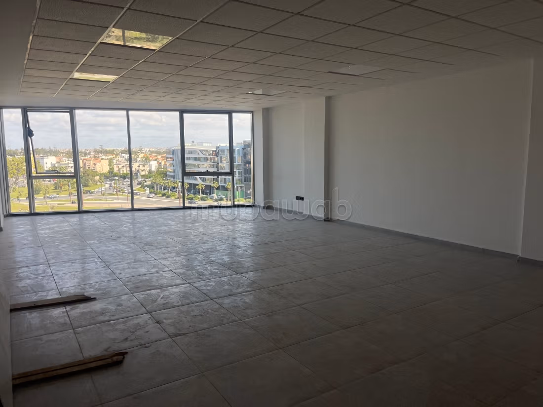 Plateau bureau à louer à Oasis. Surface de 93 m2 avec une place au garage. Vue dégagée