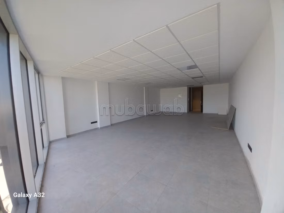 Plateau bureau à louer à Oasis. Surface de 93 m2 avec une place au garage. Vue dégagée