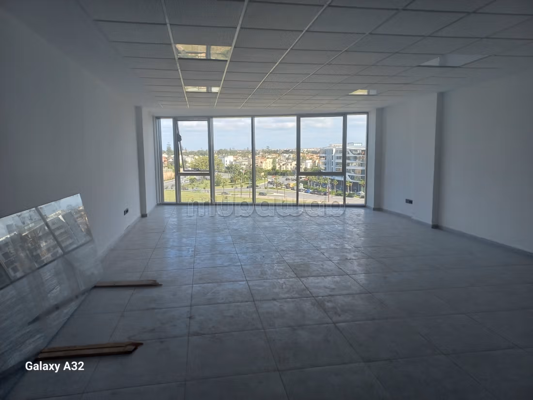 Plateau bureau à louer à Oasis. Surface de 93 m2 avec une place au garage. Vue dégagée