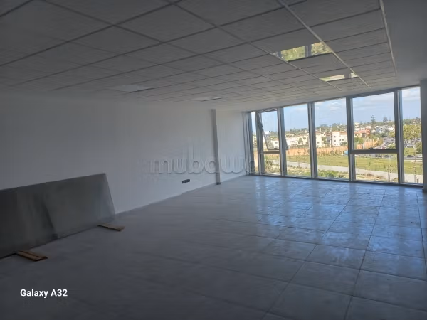 Plataforma de oficina en alquiler en Oasis. Superficie de 93 m2 con una plaza de garaje. Vista despejada