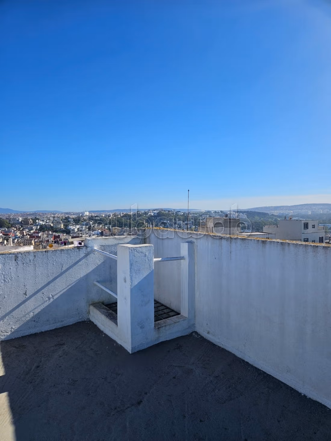 Très belle maison en vente à Marchan. 9 pièces confortables. Salon traditionnel et système d'antenne parabolique
