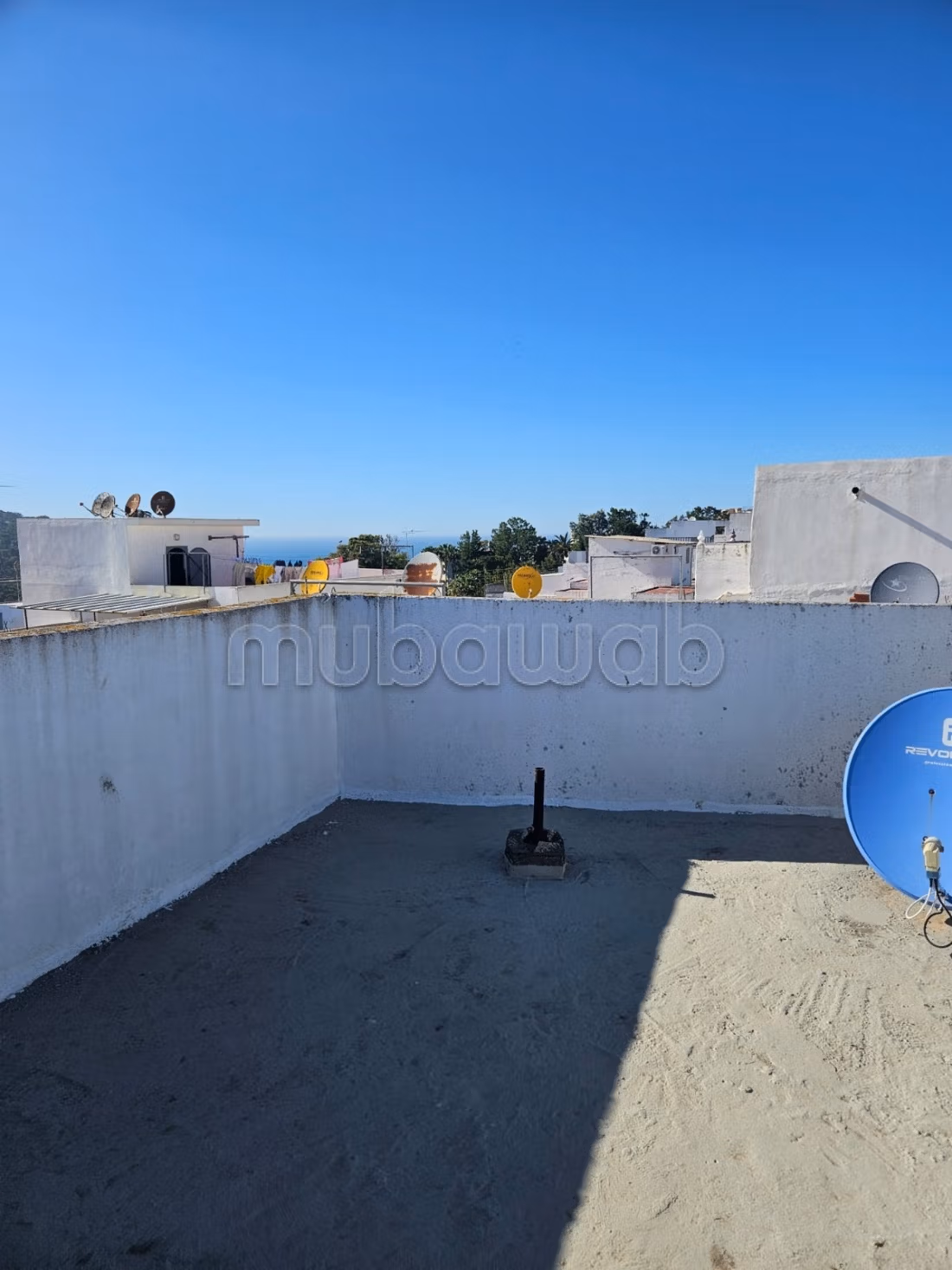 Très belle maison en vente à Marchan. 9 pièces confortables. Salon traditionnel et système d'antenne parabolique