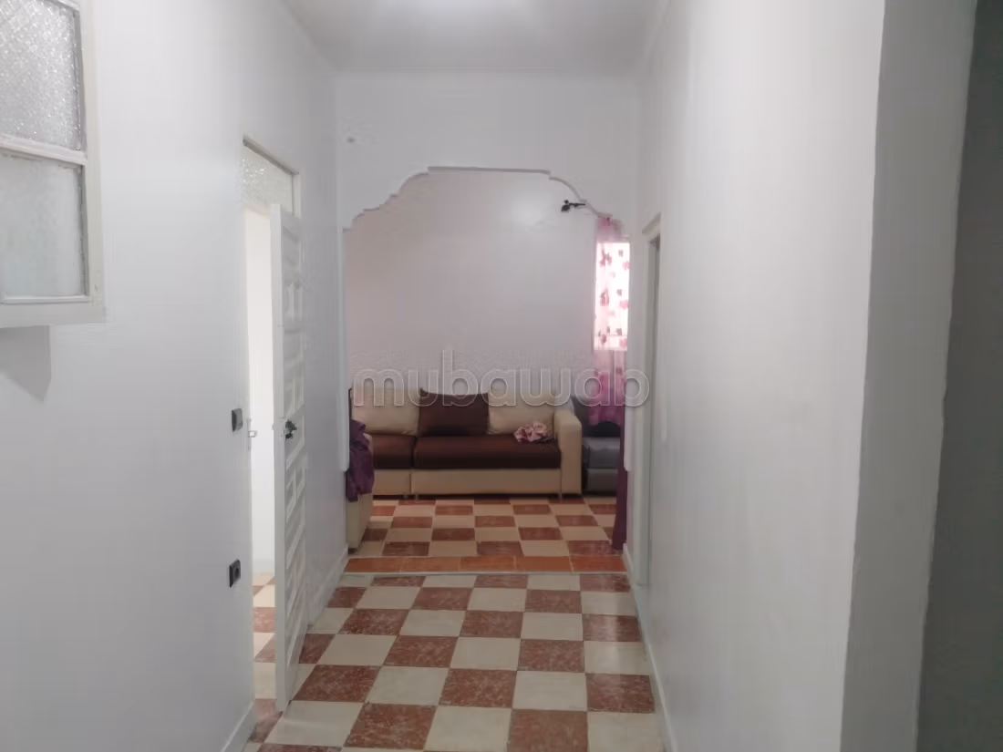 Très belle maison en vente à Marchan. 9 pièces confortables. Salon traditionnel et système d'antenne parabolique