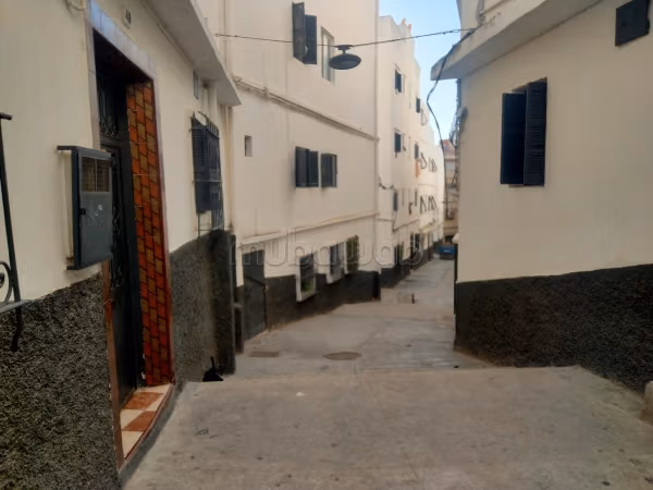 Très belle maison en vente à Marchan. 9 pièces confortables. Salon traditionnel et système d'antenne parabolique