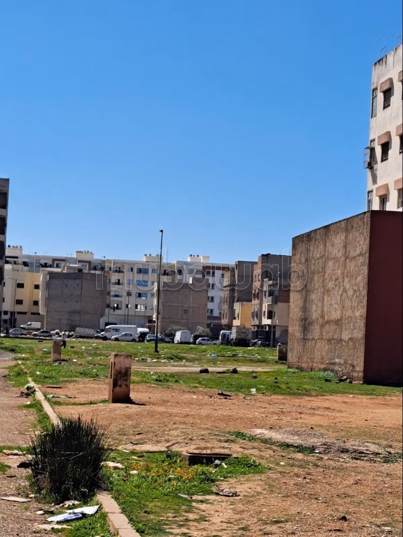 Beau terrain à la vente à Hay Bensouda.
Surface de 287 m²