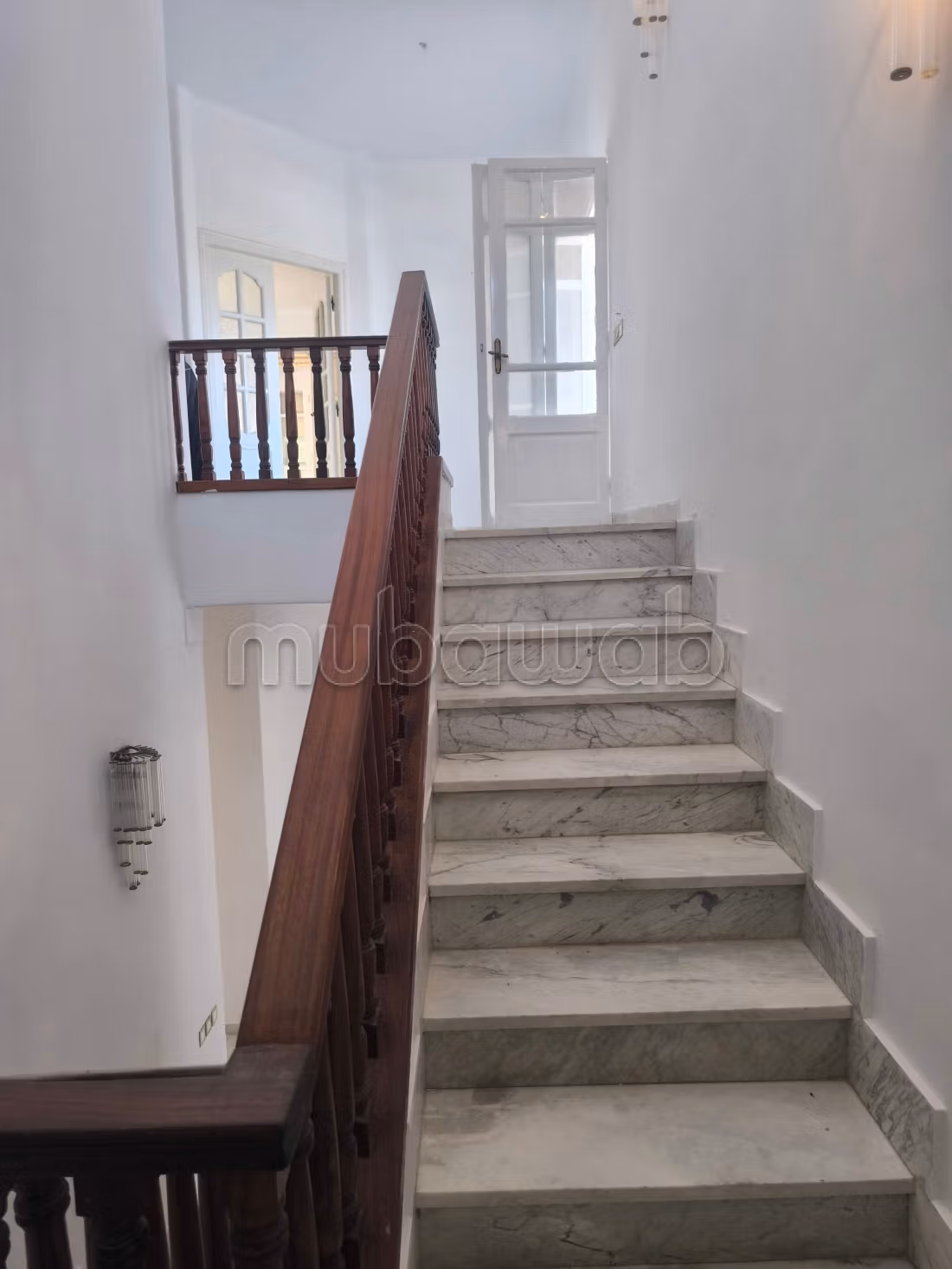 Villa de luxe à louer à Chotrana 1. Surface de 800 m². Porte blindée et résidence sécurisée