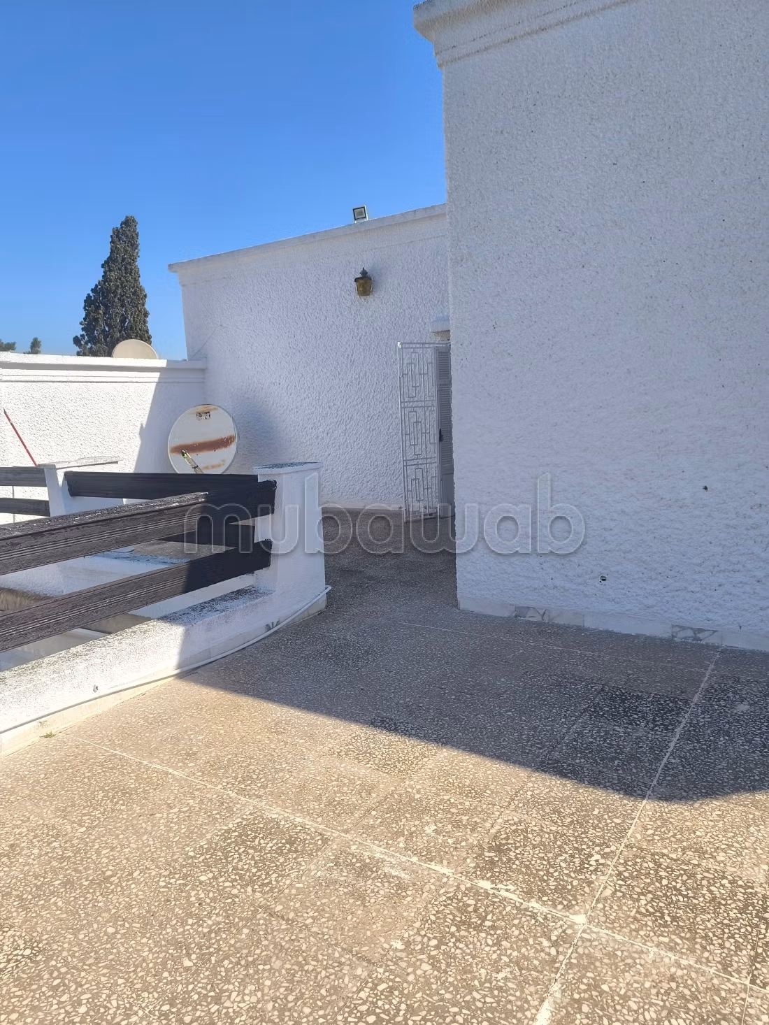 Villa de luxe à louer à Chotrana 1. Surface de 800 m². Porte blindée et résidence sécurisée