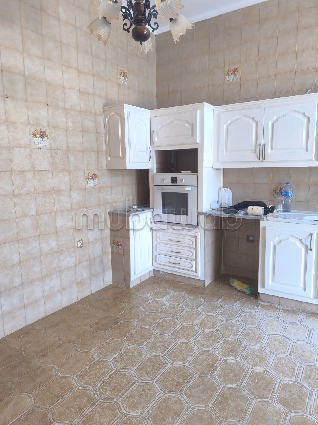 Villa de luxe à louer à Chotrana 1. Surface de 800 m². Porte blindée et résidence sécurisée