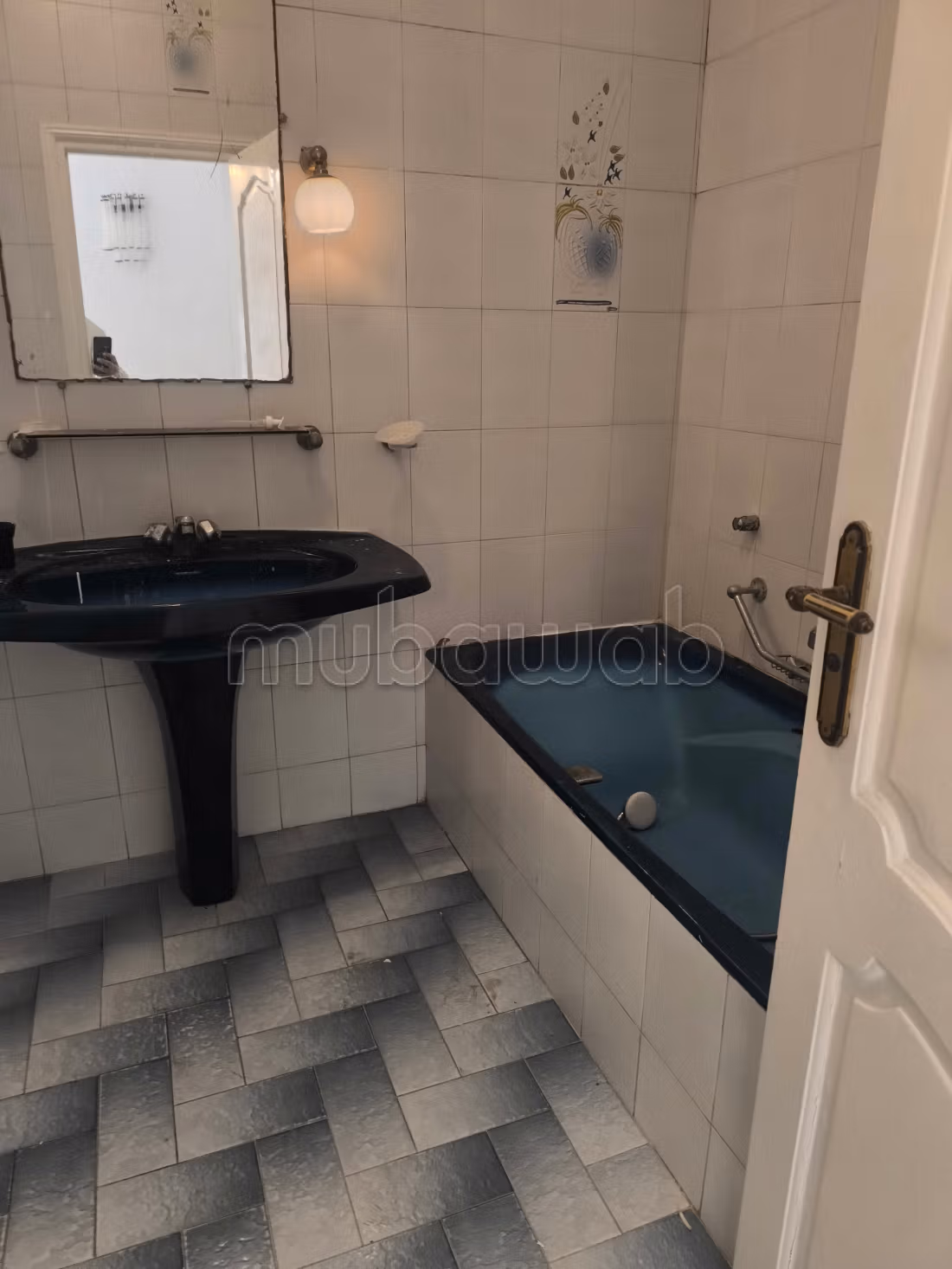 Villa de luxe à louer à Chotrana 1. Surface de 800 m². Porte blindée et résidence sécurisée