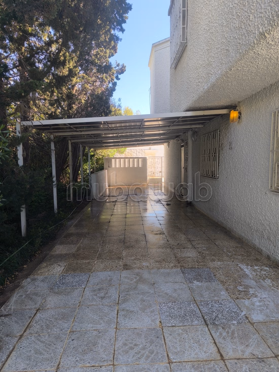 Villa de luxe à louer à Chotrana 1. Surface de 800 m². Porte blindée et résidence sécurisée