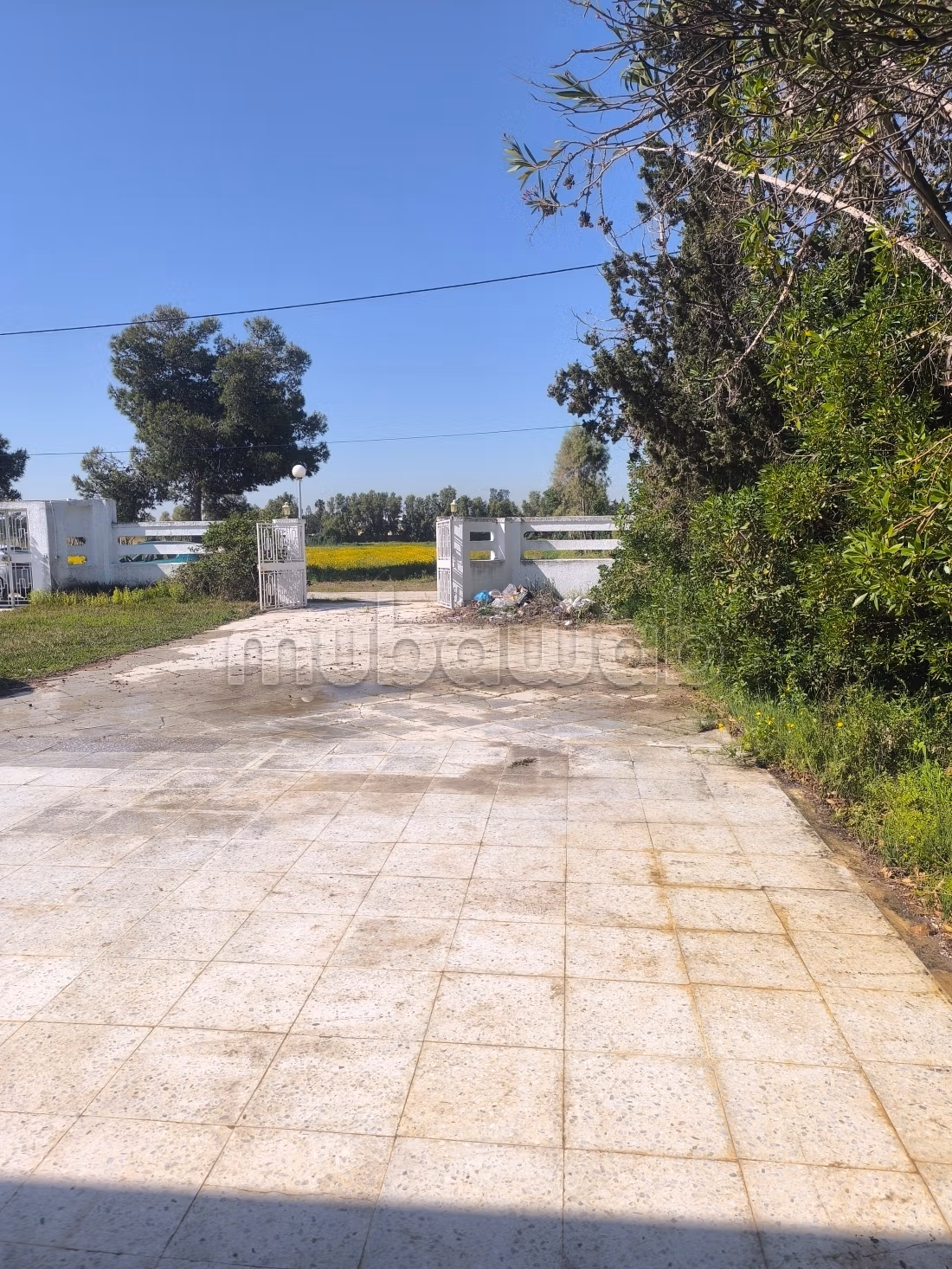 Villa de luxe à louer à Chotrana 1. Surface de 800 m². Porte blindée et résidence sécurisée