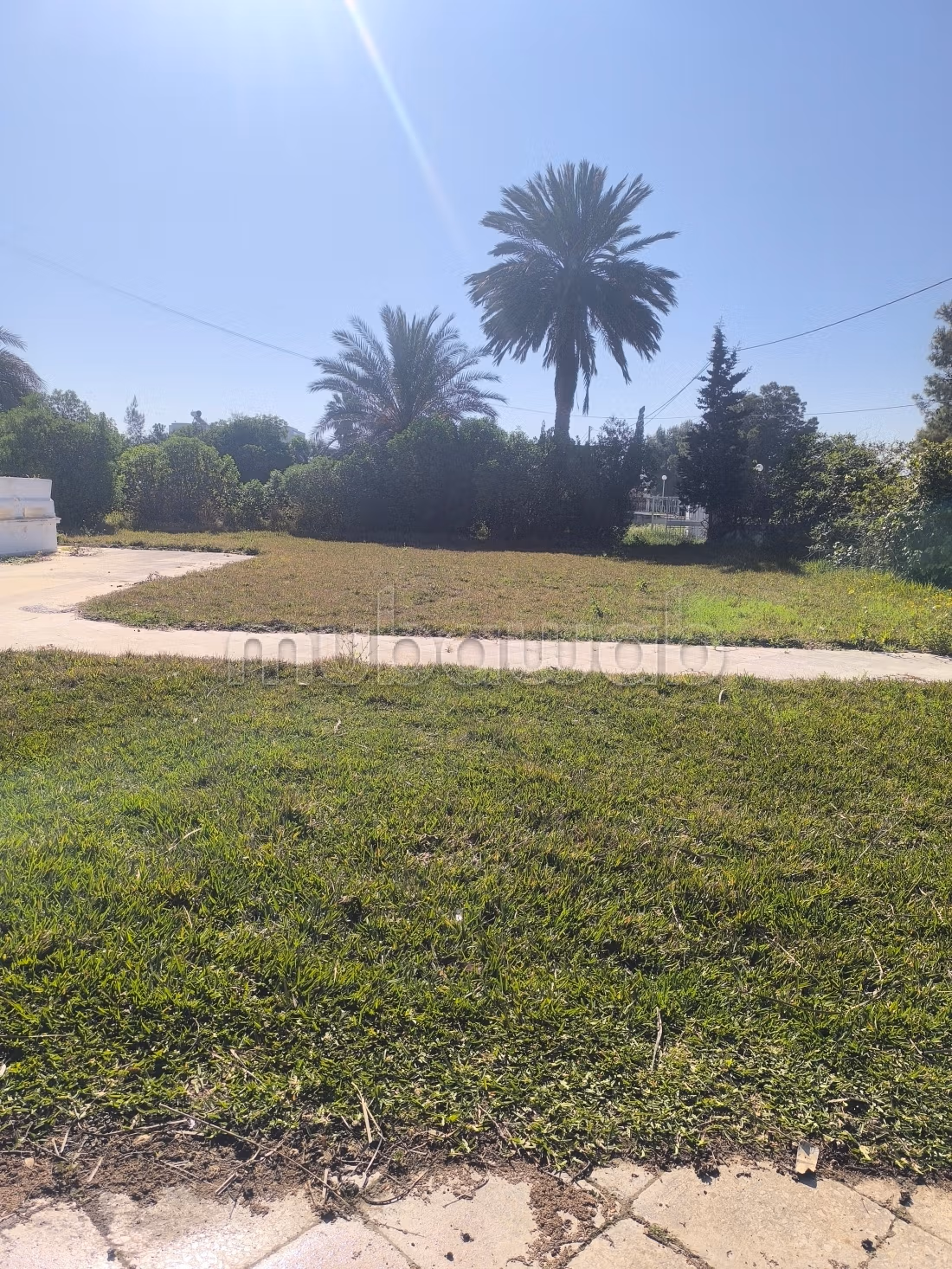 Villa de luxe à louer à Chotrana 1. Surface de 800 m². Porte blindée et résidence sécurisée