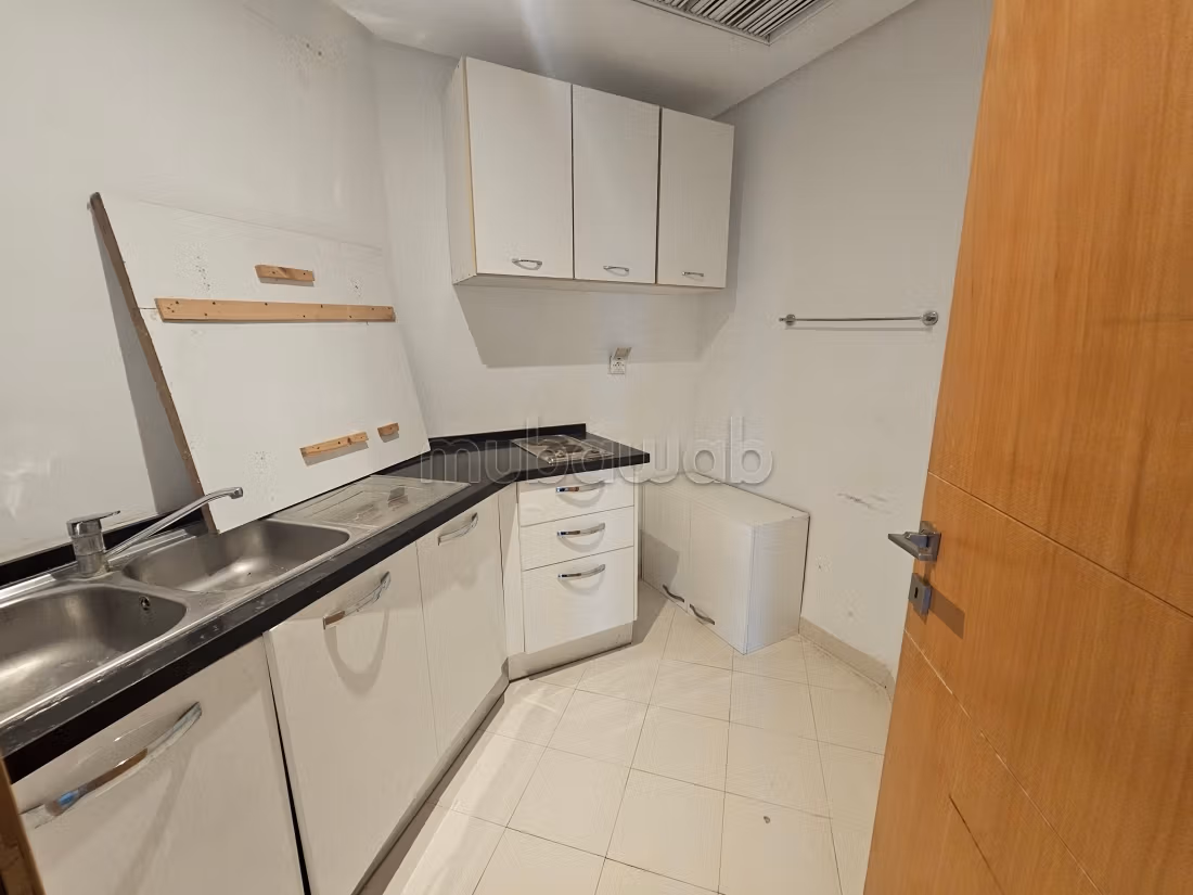 À louer un bureau de 6 pièces au lac 1