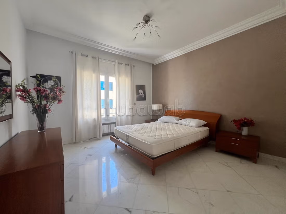 A louer S6 de 250 m² au Lac 1