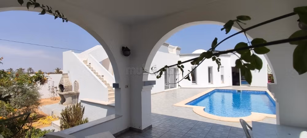 Villa with a zero-visibility pool in Djerba
