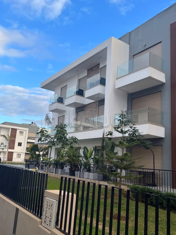 Louez cet appartement à El Menzeh. 3 chambres. Double vitrage et chauffage central