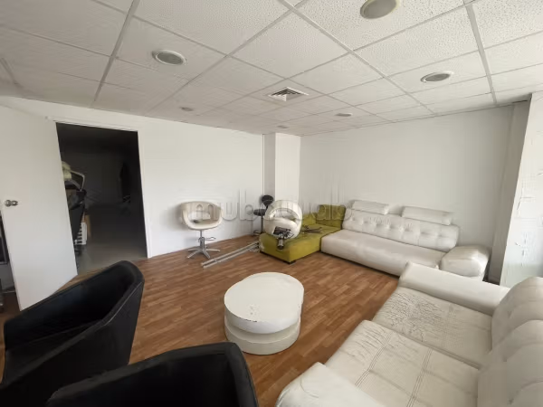 A vendre local 220 m² aux jardin el menzeh2