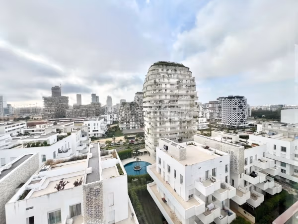 Premium studio high floor - no overlooking