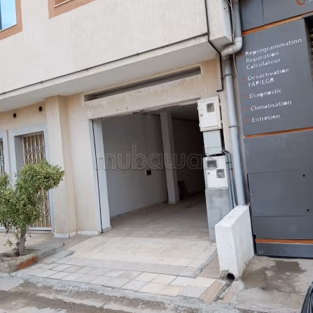 Louez ce local commercial à Sidi Daoued. Surface totale 50 m². Garage