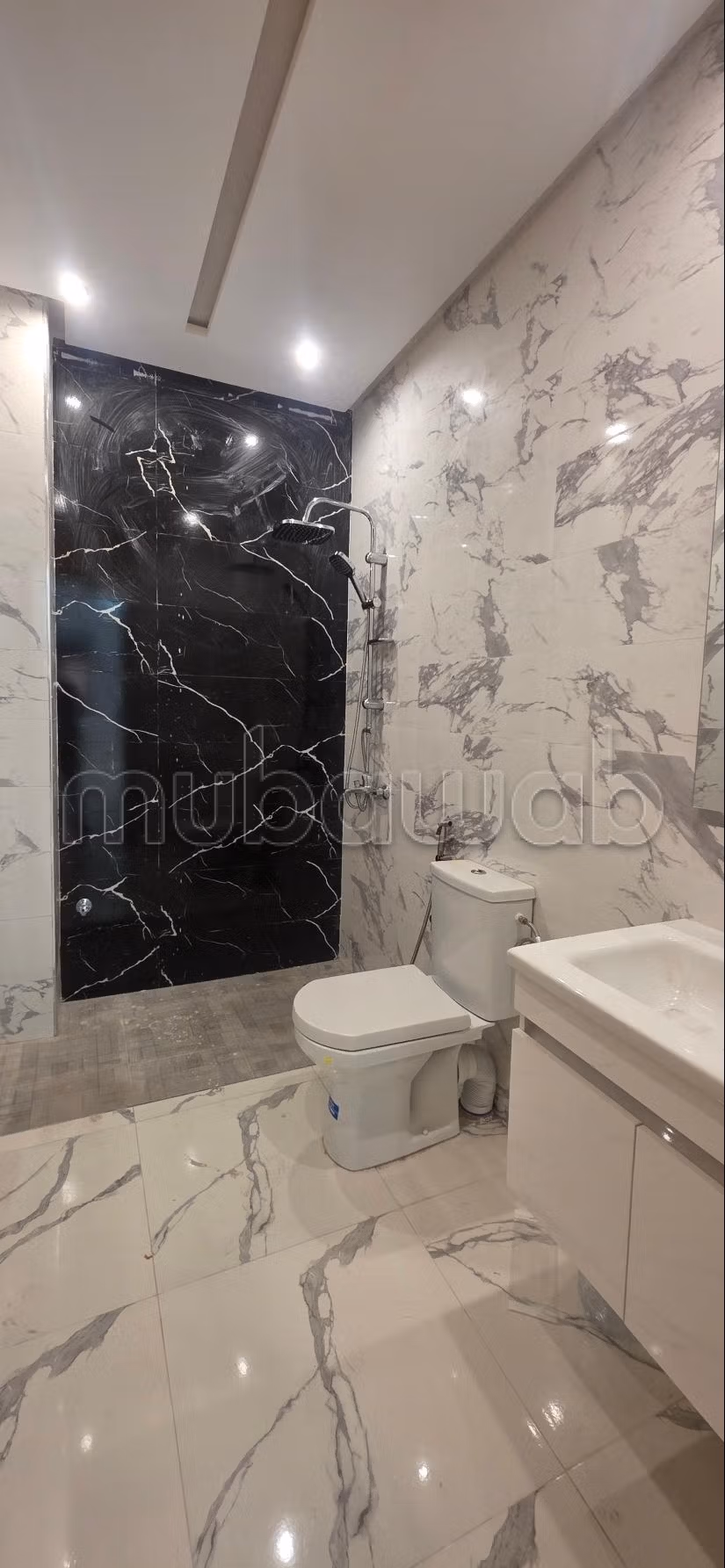 Vente d'un bel appartement à Martil 
voisinage corniche 
7millions subventioné. 
Superficie 82 m²