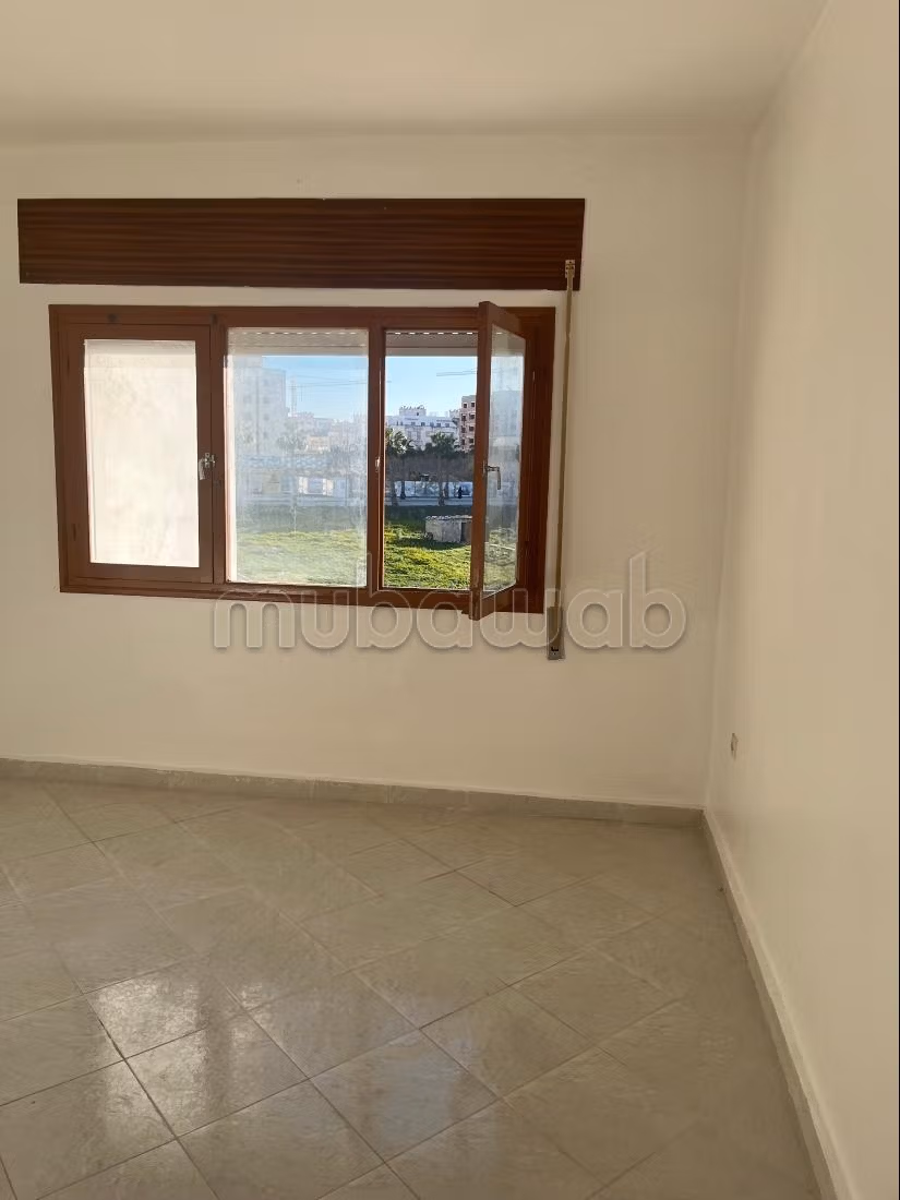 Appartement à louer à Gueznaia. 
1 Pièce. 
Salon marocain traditionnel