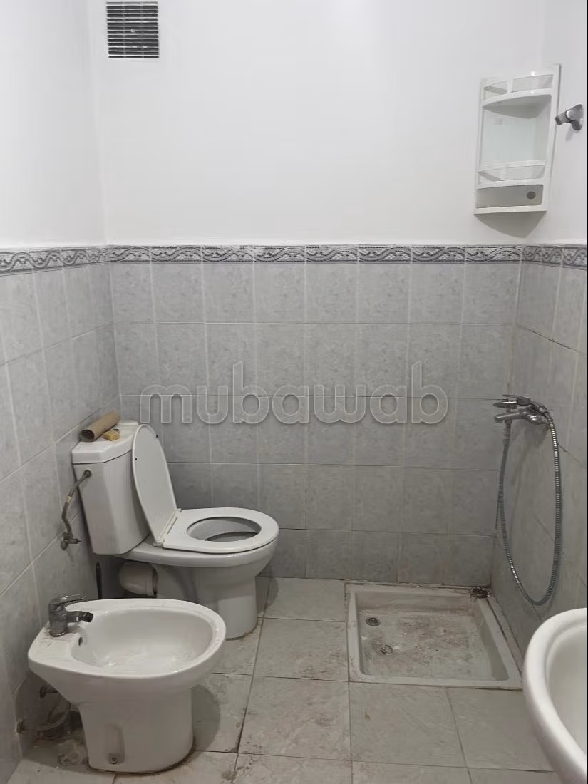 Appartement à louer à Gueznaia. 
1 Pièce. 
Salon marocain traditionnel