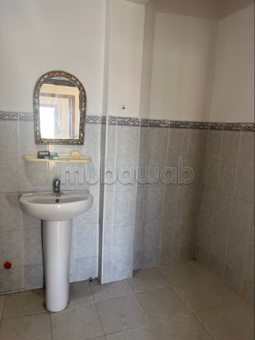 Appartement à louer à Gueznaia. 
1 Pièce. 
Salon marocain traditionnel