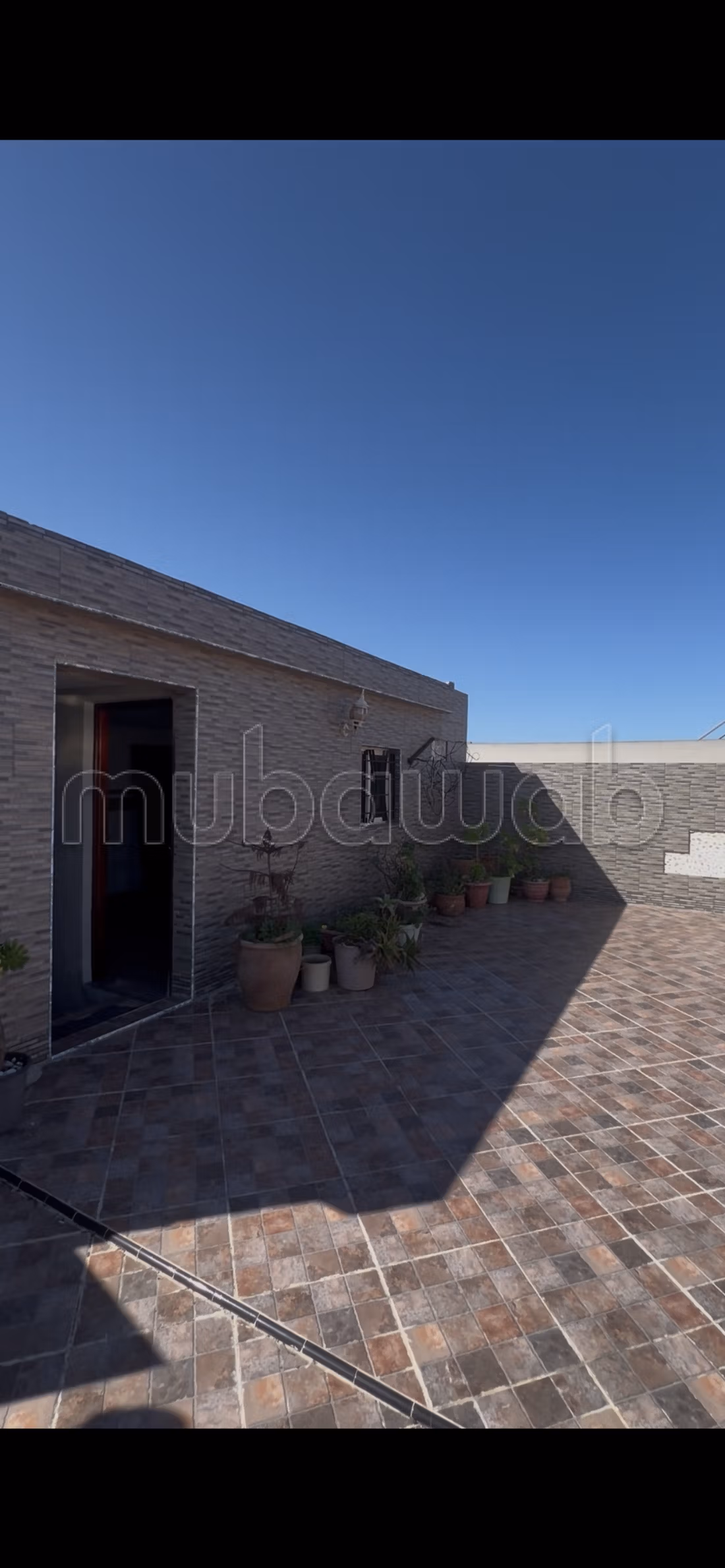 Somptueuse villa à vendre à Al Boustane. 
4 grandes pièces