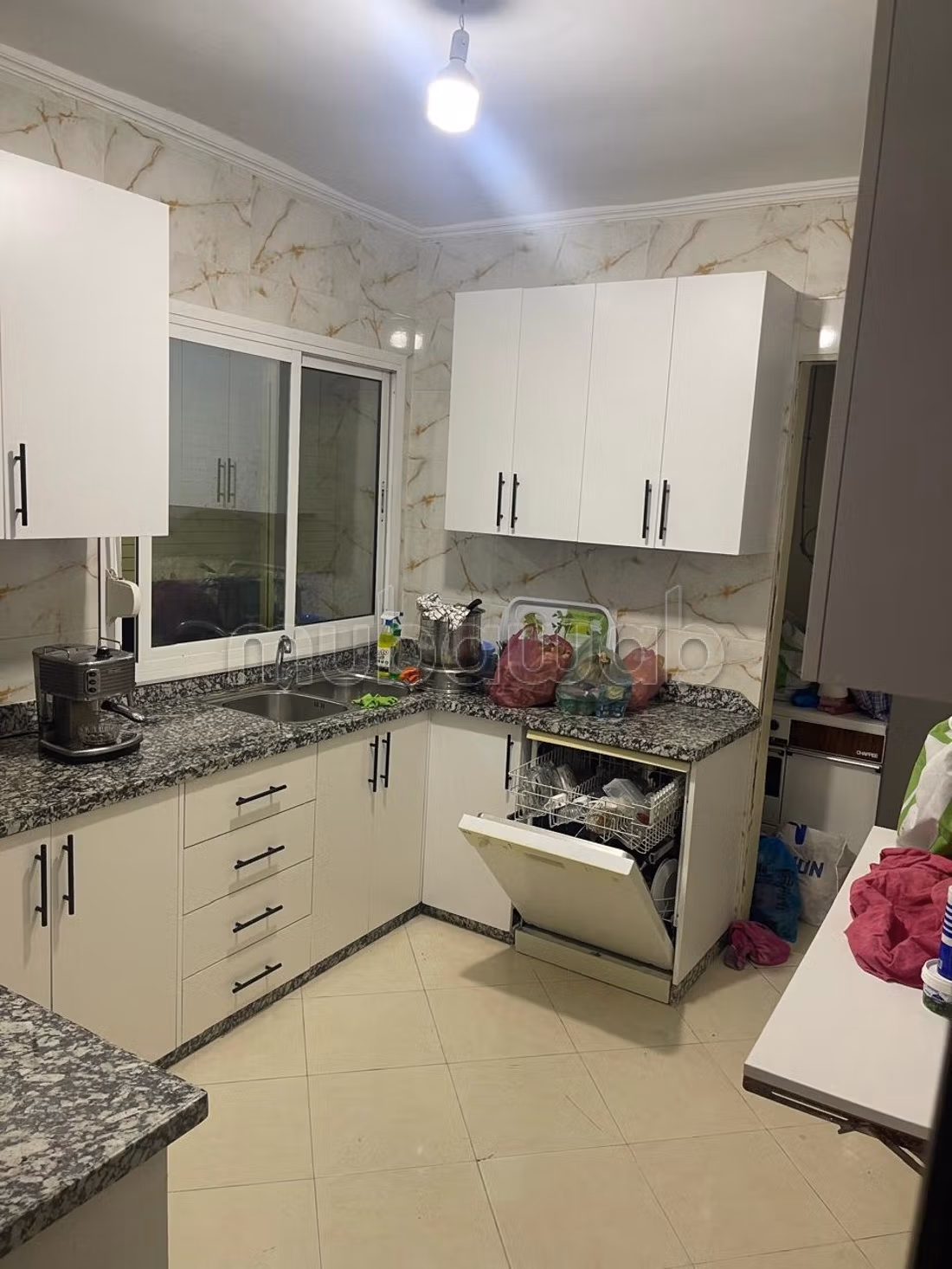 Appartement te koop naast Aswak Assalam. 3 slaapkamers. Goed gemeubileerd
