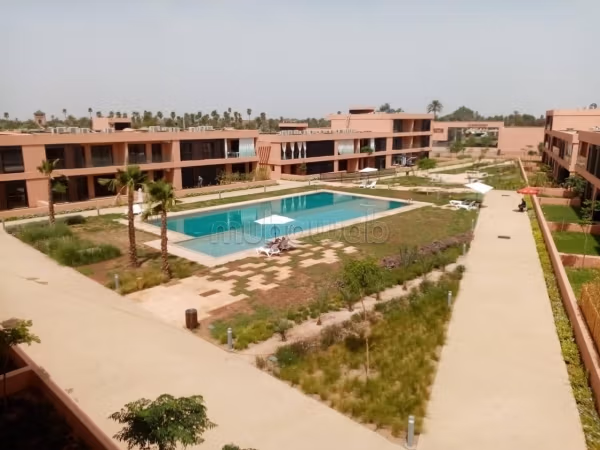 Piso en venta en Route Amizmiz. 3 habitaciones grandes. Piscina y servicio de conserjería