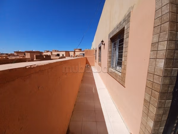 شقة للبيع 2 غرف نوم تقع في مابروكة