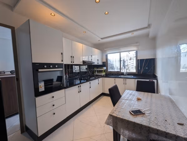 Appartement à vendre à Mimosas. 
Surface totale 106 m². 
Porte blindée et système de double vitrage