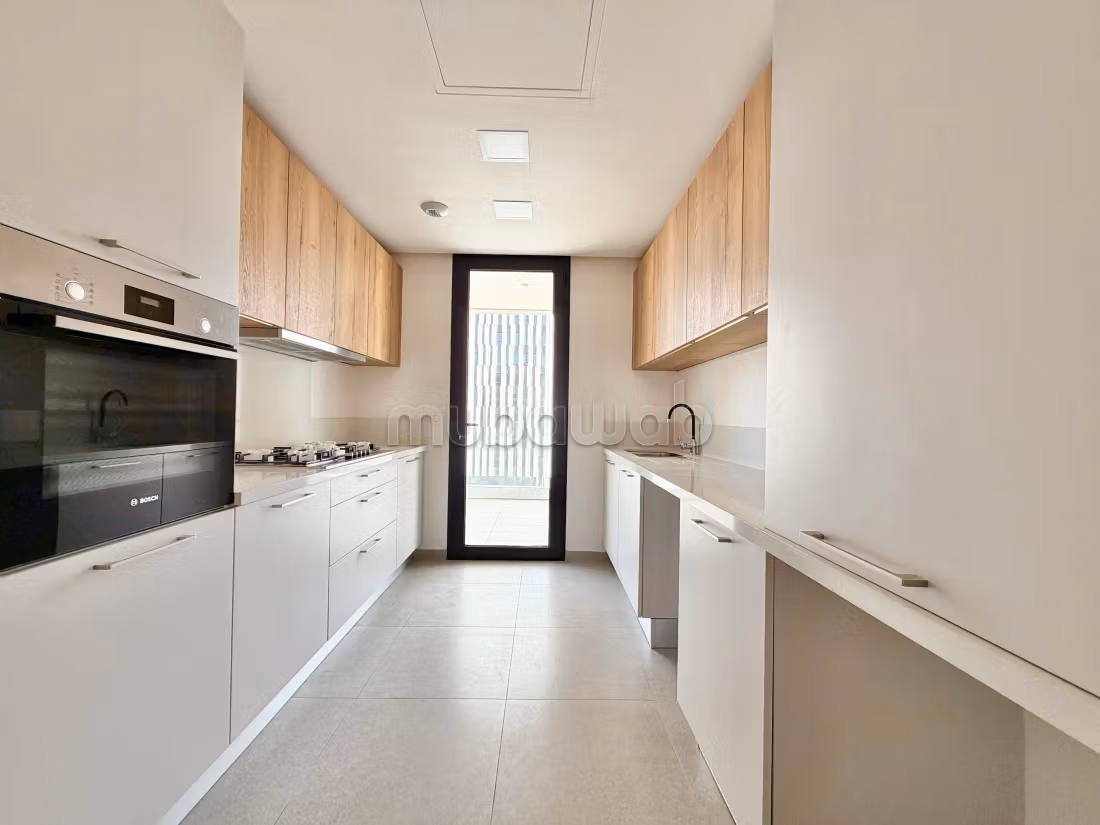 Superbe appartement à vendre à Casablanca Finance City.
Superficie 161 m².
Parking et terrasse — 4