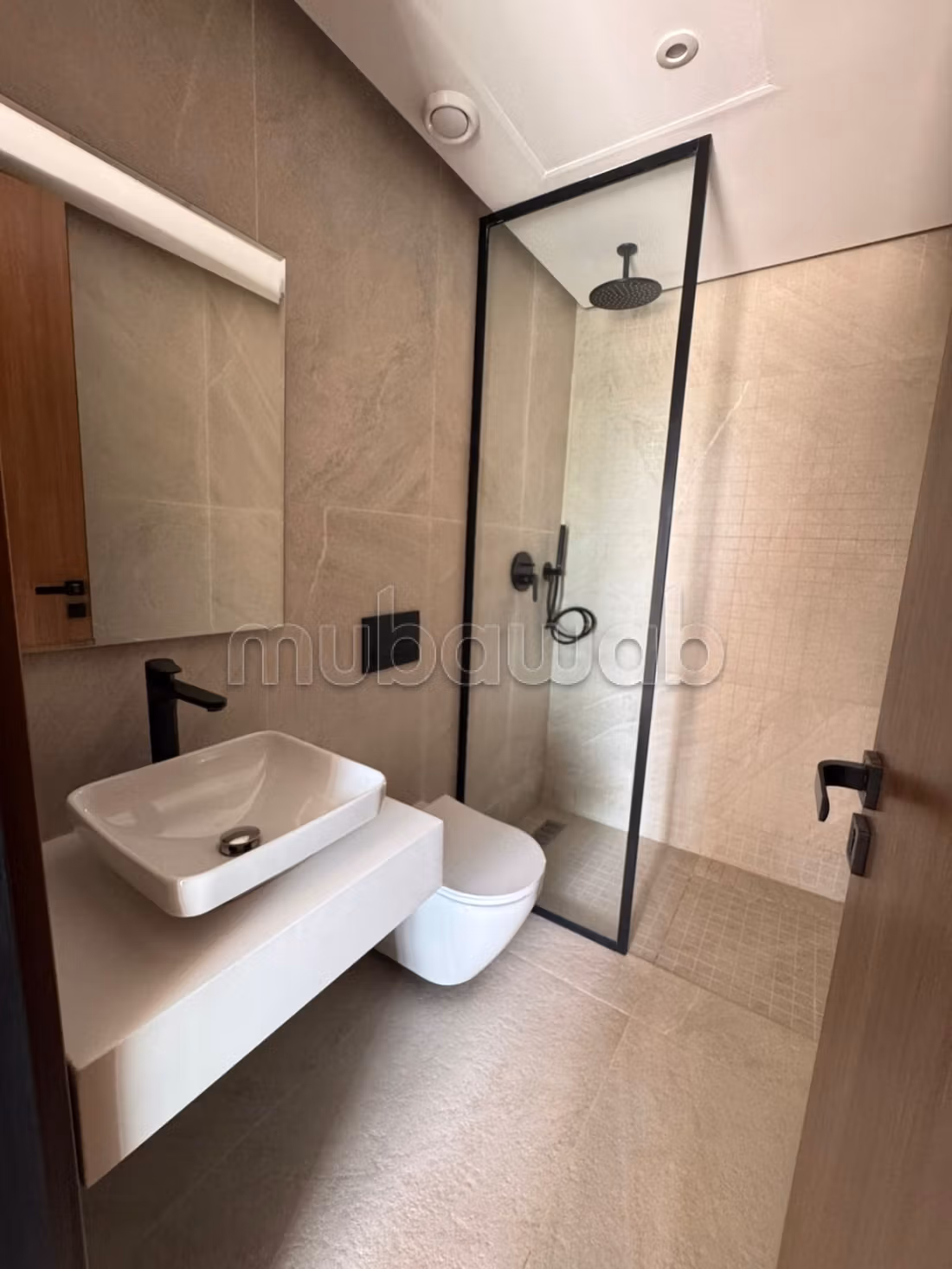 Superbe appartement à louer à Casablanca Finance City. 
Surface totale 160 m². 
Porte blindée et résidence sécurisée