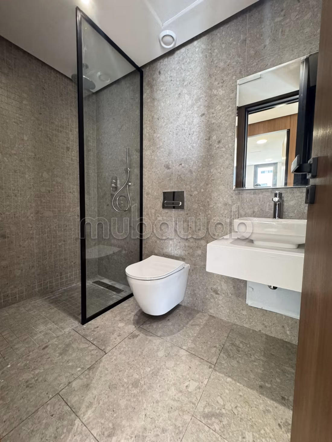 Superbe appartement à louer à Casablanca Finance City. 
Surface totale 160 m². 
Porte blindée et résidence sécurisée