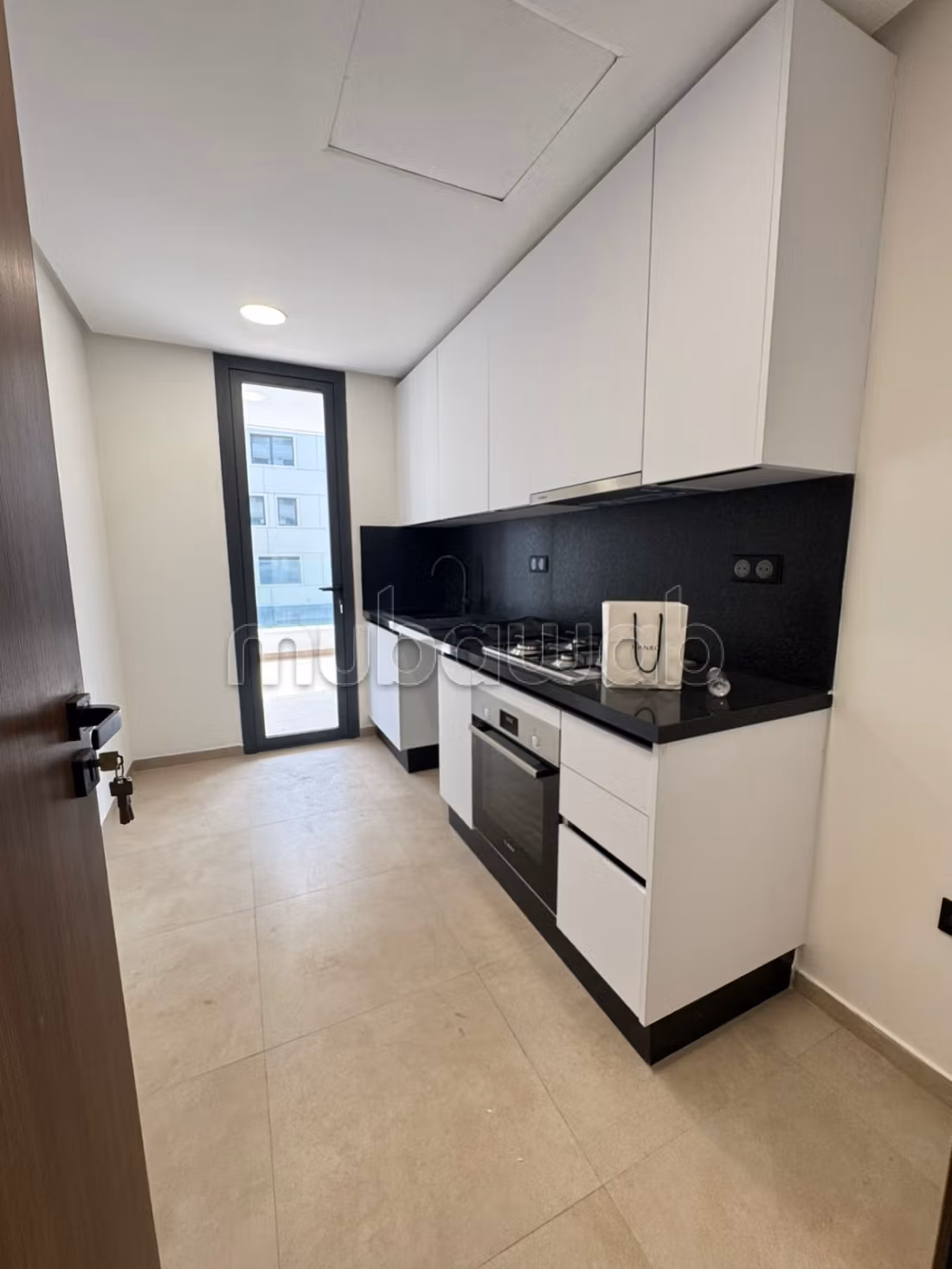 Superbe appartement à louer à Casablanca Finance City. 
Surface totale 160 m². 
Porte blindée et résidence sécurisée