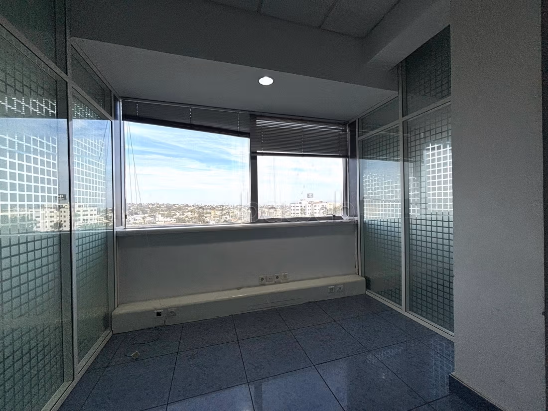 In affitto - Piano uffici arredato 203 m2