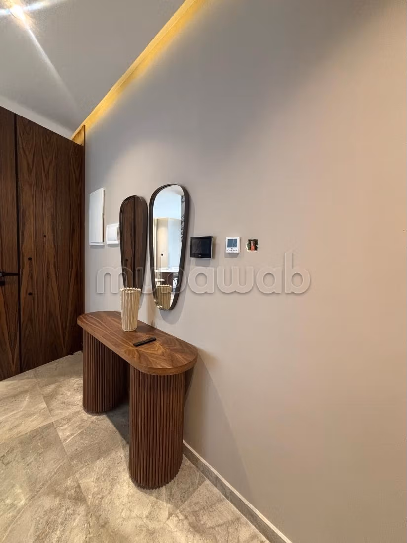 Appartement à louer à De La Plage.
4 grandes pièces.
Meublé — 3